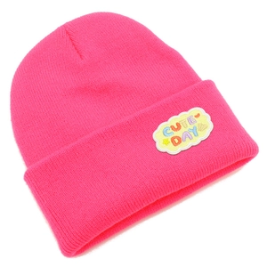 Détail de la maille d'un bonnet rose avec un écusson nuage brodé Cute Day et lettres colorées