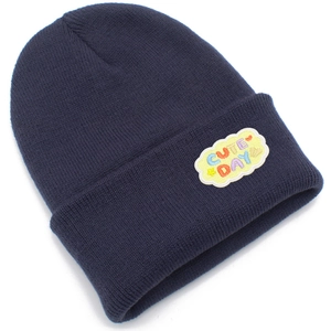 Détail de la broderie arc-en-ciel Cute Day sur un bonnet en maille côtelée bleu marine