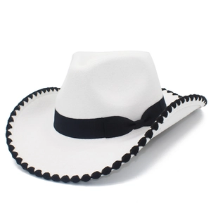 Détail du chapeau de cowboy en feutre blanc avec ruban noir et bordure festonnée