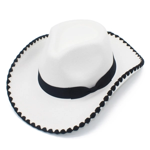 Chapeau de cowboy en feutre blanc classique avec ruban décoratif noir et nœud papillon
