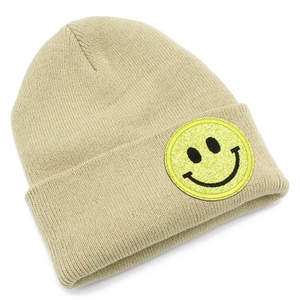 Détails de maille d'un bonnet kaki avec un écusson smiley jaune en paillettes