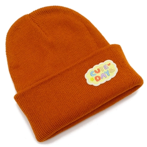 Bonnet en maille orange vif avec écusson brodé CUTE DAY et texture côtelée épaisse