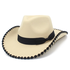 Détail du chapeau de cowboy en feutre beige avec bords surpiqués noirs et ruban gros-grain