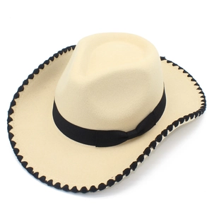 Chapeau de cowboy beige avec bord incurvé, dentelle festonnée noire et ruban de soie