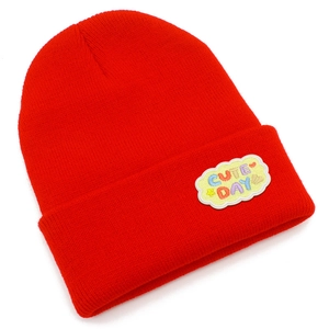 Bonnet en maille rouge Cute Day pour hommes et femmes avec écusson brodé et design doux