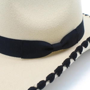 Chapeau en laine beige avec ruban noir et bordure à pompons style vintage