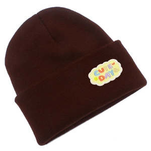 Texture de tricot et broderie colorée Cute Day sur un bonnet marron foncé
