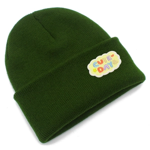 Détail du bonnet en maille vert foncé avec broderie nuage Cute Day et motifs d'étoiles