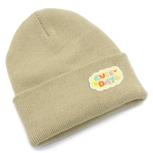 Bonnet en grosse maille beige avec écusson brodé Cute Day et bord à revers hiver