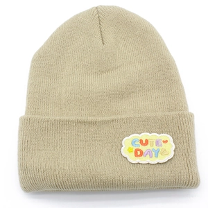 Vue détaillée de la broderie colorée Cute Day sur un bonnet en tricot kaki
