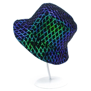 Bob chic à paillettes avec motif de losanges colorés sur un support d'affichage