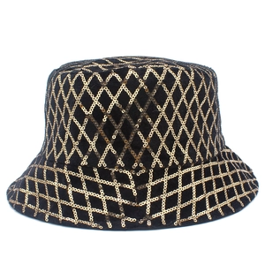 Détail d'un chapeau bob en velours noir avec des paillettes dorées à motif losange