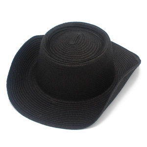 Détail d'un chapeau de cowboy noir avec texture en paille tressée et bord large
