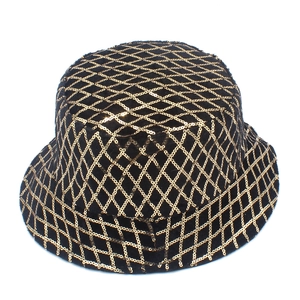Détail d'un bob noir avec motif de losanges en paillettes dorées et tissu texturé