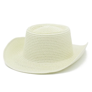 Gros plan sur la texture finement tressée crème du chapeau canotier à larges bords