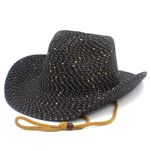 Detail eines schwarzen Stroh-Cowboyhuts mit Goldpailletten und verstellbarer Kordel