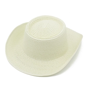 Détail du chapeau de paille crème montrant le tissage en spirale et le bord de protection