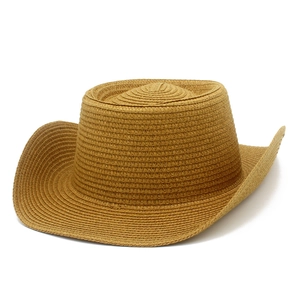 Vue détaillée d'un chapeau de cowboy en paille tressée avec des bords incurvés