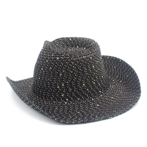 Detailstruktur aus schwarzem Stroh-Cowboyhut mit goldenen Pailletten und gebogener Krempe