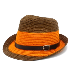 Zweifarbiger Strohhut in Orange und Braun mit braunem Kunstlederband und silberner Schnalle