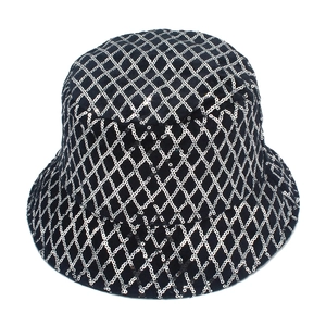Détail d'un bob noir avec des paillettes argentées formant un motif de losanges