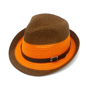 Detailansicht der zweifarbigen Fedora-Strohhut mit orangefarbenen Nähten und Schnalle