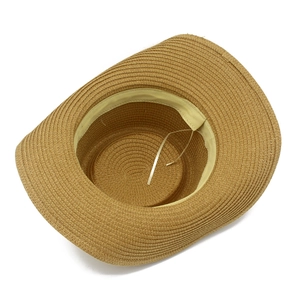 Détail d'un chapeau de cowboy en paille tressée avec bandeau intérieur et cordon réglable