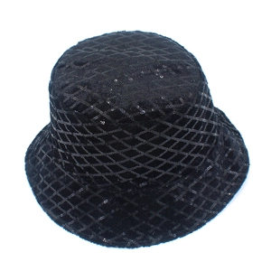 Détail d'un chapeau bob noir avec motifs de sequins chics en grille de diamant