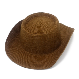 Détail de la texture d'un chapeau de cowboy en paille marron foncé à larges bords