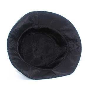 Vue détaillée du chapeau bob à paillettes noires avec doublure intérieure en soie