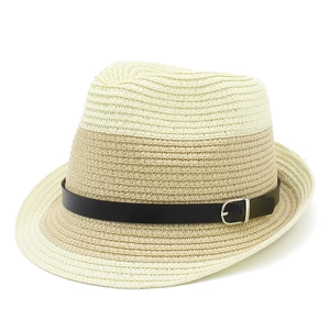 Zweifarbiger beige Strohhut Fedora mit schwarzem Lederband und Metallschnalle für den Sommer
