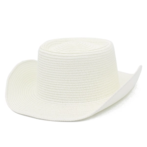 Gros plan détaillé de la texture tissée et du bord incurvé de ce chapeau de cowboy blanc