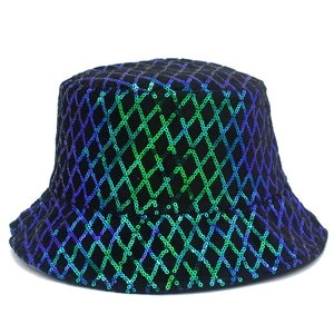 Détail de paillettes scintillantes avec motifs géométriques sur un chapeau bob noir