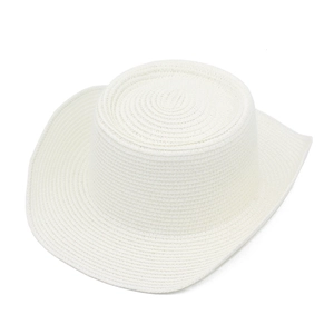 Détail du chapeau de paille blanc tressé à calotte plate et large bord pare-soleil