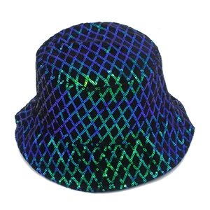 Détail d'un chapeau bob noir orné de paillettes dégradées bleu-vert en motif quadrillé