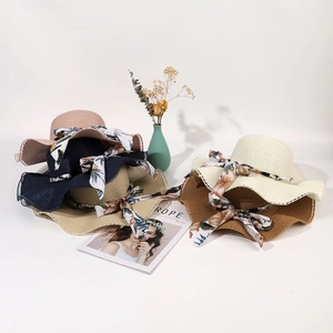 Empilement de chapeaux de paille avec rubans floraux et perles pour les vacances