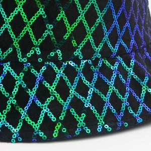 Détail de sequins colorés en motif losange sur un chapeau bob chic de couleur noire