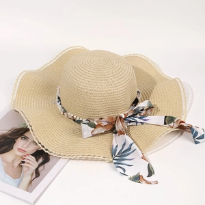 Chapeau de soleil en paille à large bord avec perles et ruban à imprimé tropical