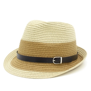 Zweifarbiger geflochtener Strohhut im Fedora-Stil mit schwarzem Lederband