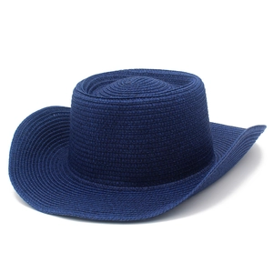 Détail de la texture tressée et de la courbe du bord d'un chapeau de cowboy bleu marine