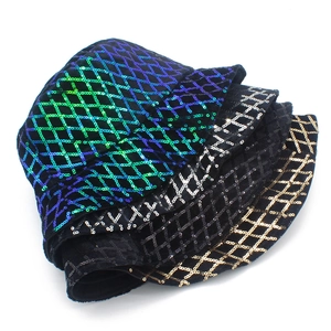 Vue détaillée de chapeaux bobs à paillettes multicolores avec motif en losanges