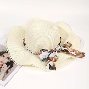 Chapeau de paille beige élégant avec ruban floral et bordure en dentelle blanche