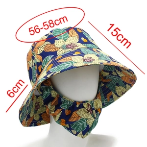Dettaglio di un cappello da sole floreale con protezione per il collo e tesa larga anti-UV