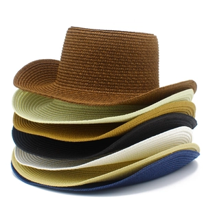 Gros plan détaillé des chapeaux de paille tressés montrant la texture et les couleurs