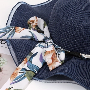 Chapeau de soleil élégant en paille bleu marine avec nœud floral et perles pour femme