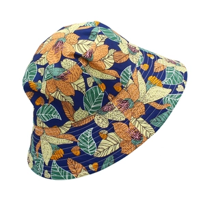 Dettaglio ravvicinato del cappello da sole blu con stampa floreale e cuciture bianche