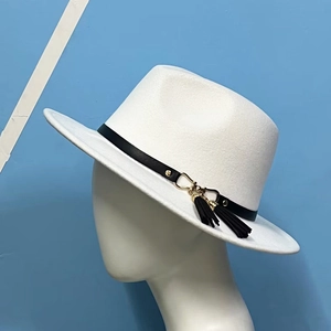 Λευκό μάλλινο καπέλο fedora με μαύρη κορδέλα με φούντες και χρυσή αγκράφα στυλ