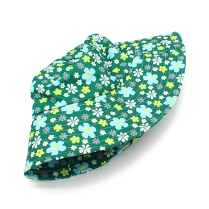 Dettaglio del cappello da sole verde scuro con motivo floreale e cuciture sulla tesa