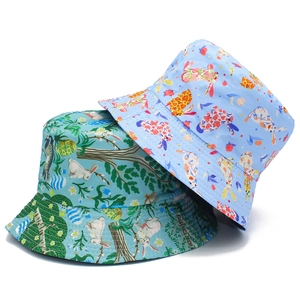 Dettagli delle stampe con coniglietti e uova di Pasqua su cappelli traspiranti