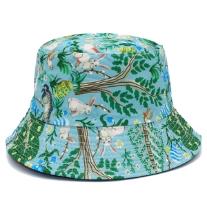 Dettaglio cappello a secchiello azzurro con motivi di coniglietti pasquali e uova